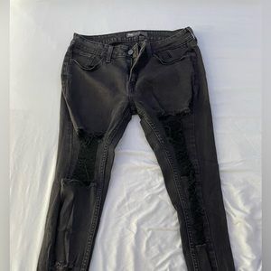 Black Low rise Levis distressed/ripped skinny jeans